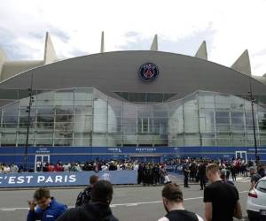 Aficionados del Paris Saint-Germain se reúnen afuera del Parc des Princes en París, el lunes 9 de agosto de 2021 en París. Foto: AP