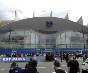 Aficionados del Paris Saint-Germain se reúnen afuera del Parc des Princes en París, el lunes 9 de agosto de 2021 en París. Foto: AP