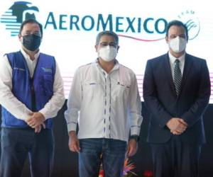 El presidente Juan Orlando Hernández durante el anuncio hecho por los representantes de la aerolínea mexicana. Foto: @JuanOrlandoH