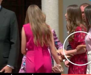 Momento en que la reina Letizia toma del brazo a su hija.