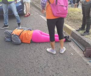 La joven madre fue golpeada por el carro cuando la conductora se subió a la acera.