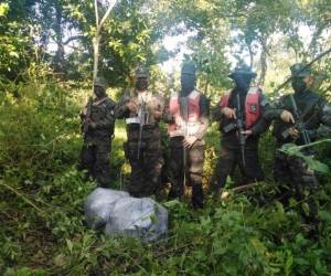 Los dos paquetes con presunta droga fueron hallados entre la maleza, a unos metros de donde se interceptó la lancha.