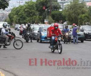 Los emprendedores y repartidores utilizan la motocicleta para trabajar en el Distrito Central por su rapidez y economía. Foto: Efraín Salgado/El Heraldo