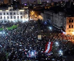 Muchas personas vestían de negro en señal de luto en el tercer día consecutivo de protestas contra el nuevo gobierno que asumió el martes, un día después de que el Congreso destituyera a Vizcarra en un juicio relámpago por denuncias de supuesta corrupción. Foto: AFP