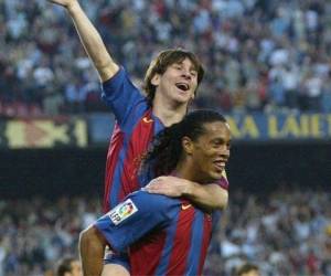 Ronaldinho finalizaba su ciclo en el Barcelona cuando Messi lo comenzaba. 