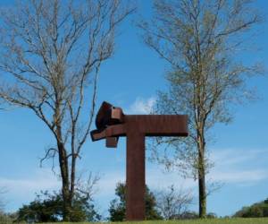 Inaugurado el 16 de septiembre del año 2000, el museo español de Chillida Leku es un gran espacio de jardines y bosques y un caserío remodelado, donde el escultor Eduardo Chillida Juantegui distribuyó una gran muestra de su obra.