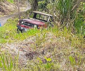 Los victimarios le prendieron fuego a su pick-up Toyota Land Cruiser, color rojo.