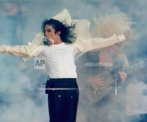 En esta foto del 31 de enero de 1993, Michael Jackson protagoniza el espectáculo del medio tiempo del Super Bowl en Pasadena, California. (Foto: AP)