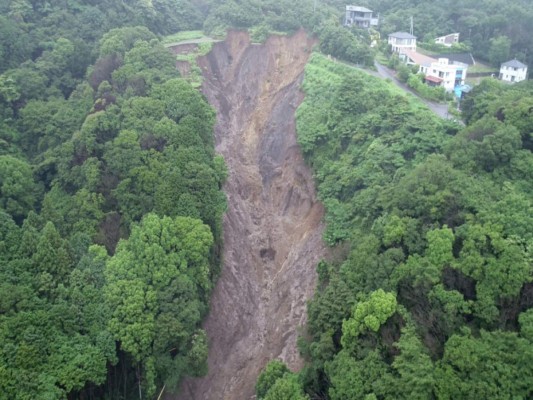 Esta imagen muestra una vista aérea del sitio del colapso en la ciudad de Atami, prefectura de Shizuoka, que fue el punto de partida de un deslizamiento de tierra que afectó a más de 100 edificios, con decenas de personas desaparecidas. Foto: Agencia AFP.