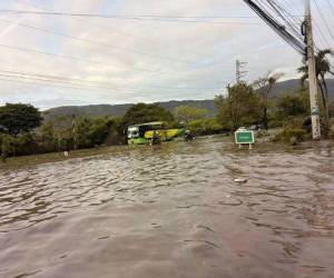 Ante la situación, las autoridades recomendaron a la población utilizar rutas alternas y tener precaución al conducir, así como evitar cruzar calles inundadas.