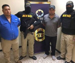 Esta imagen publicada por la Agencia Técnica de Investigación Criminal de Honduras (ATIC) muestra al oficial de policía Juan Carlos Cruz (L) y al ex policía Miguel Arcangel Rosales (2-R) bajo custodia, después de ser detenido por su intento de ocultar el asesinato de La activista indígena hondureña Berta Cáceres, en Tegucigalpa, el 20 de noviembre de 2017. Los oficiales, Juan Carlos Cruz y Miguel Arcangel Rosales, 'están acusados ​​del delito de alterar pruebas y presentar pruebas falsas para desviar la investigación', dijo el portavoz de la fiscalía, Yuri. Mora le dijo a la AFP.