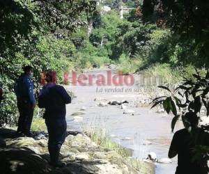 En medios del caudal y sobre unas piedras fue hallado el cadáver. Foto: Estalin Irías/EL HERALDO.