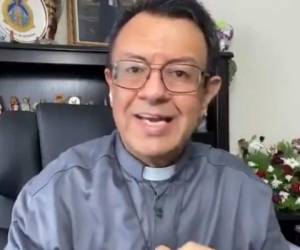 El padre Juan Ángel López durante el video en el que aclaraban su postura frente al polémico tema. Foto: Captura de pantalla.