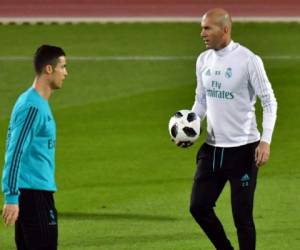 Zinedine Zidane junto a Cristiano Ronaldo, figuras del Real Madrid. (Foto: AFP)