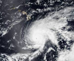 El huracán Lane se debilitó un poco en la madrugada del miércoles. Foto: AFP