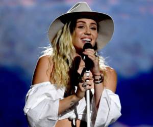 La cantante dejó de lado su look extravagante durante la edición de los Premios Billboard 2017. Foto AFP