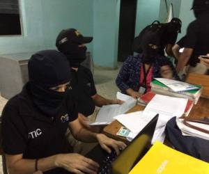 Miembros de la ATIC concluyeron este miércoles la inspección y decomisos de libros y sistemas de cámaras en la Penitenciaría Nacional de Támara. Foto cortesía Ministerio Público