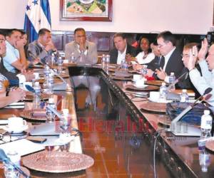 Representantes de la Asociación de Municipios de Honduras (Amhon) hicieron observaciones a la Ley del CNE que está elaborando la comisión especial con quienes se reunieron ayer.