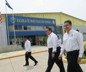 El presidente Juan Orlando Hernández a su llegada a la nueva Escuela de Investigación Criminal en Comayagua.