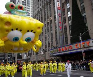 Los globos de Bob Esponja y Gary recorren Sixth Avenue durante el desfile de Día de Acción de Gracias de Macy’s el jueves 28 de noviembre de 2019 en Nueva York.