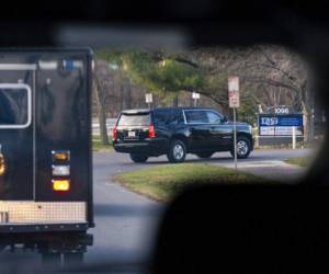 Una caravana de vehículos llega con el presidente electo Joe Biden a la clínica Delaware Orthopaedic Specialists, en Newwark, Delaware. Foto: AP