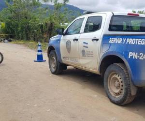 Los elementos policiales llegaron hasta la escena del crimen para resguardar el cuerpo de la víctima.