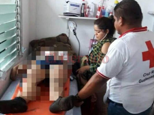 El hondureño recibe atención médica por la Cruz Roja Guatemalteca.