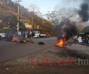 Los vecinos molestos cerraron el paso con llantas y piedras. Foto: El Heraldo