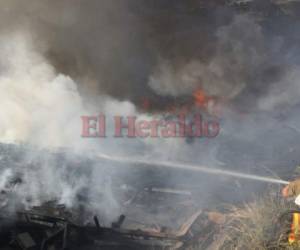 El incendió comenzó por una zacatera y se extendió al taller ubicado en el lugar. (Foto: Johny Magallanes/El Heraldo Honduras)