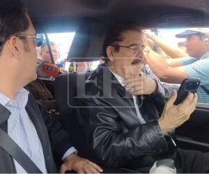 El expresidente Manuel Zelaya llegó al aeropuerto acompañado de su esposa, la expresidenta Xiomara Castro; sus hijos Héctor Manuel y Xiomara Hortensia; y su nieta Irene.