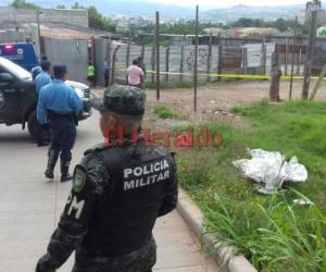 El cuerpo de la víctima quedó a un lado de la calle en la colonia Hato de Enmedio. (Foto: El Heraldo Honduras, Noticias de Honduras)