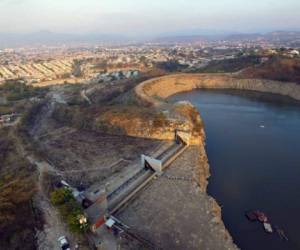 El embalse de Los Laureles en la actualidad registra un 33 por ciento del agua que alberga cuando está en su máximo nivel de captación. Esta represa se ubica en la cuenca del río Guacerique.