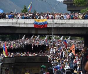 Miles de manifestantes marchan contra la política del presidente Nicolás Maduro (Foto: Agencia AFP)