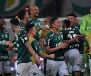 Los jugadores del Palmeiras celebran después de anotar contra Sao Paulo durante el partido de fútbol de vuelta de cuartos de final de la Copa Libertadores de Brasil, en el estadio Allianz Parque en Sao Paulo, Brasil. Foto:AFP