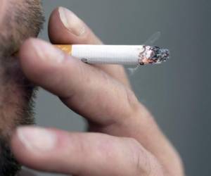 Entre quienes fuman regularmente de uno a diez cigarrillos por día, la probabilidad de morir de cáncer de pulmón es de alrededor de 12 veces mayor que la de los no fumadores, según el estudio. Foto: AFP