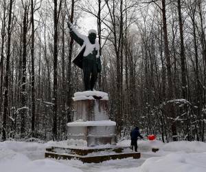 Este domingo se reunieron unas decenas de personas, pese a temperaturas que rozan -15 °C. Lenin “representa un ideal”, dijo a la AFP Valentina Alexandrovna, de 78 años.