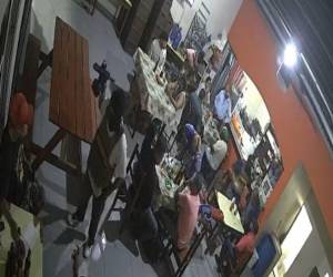 Hace unos días, tres hombres ingresaron a asaltar un negocio en Comayagüela con chalecos de la extinta Dipampco.