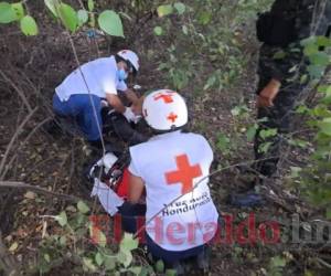 Uno de los individuos escapó entre los arbustos de la zona. Foto: Estalin Irías/El Heraldo