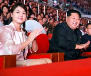 Muy pocas personas conoce que el líder de Corea del Norte, Kim Jong Un, está casado desde hace varios años con una hermosa mujer llamada Ri Sol-Ju. Foto: AFP