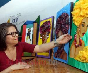Betsahida posa con algunos de los cuadros que ha realizado con impresión y pintura. Fotos: Alex Pérez / EL HERALDO.