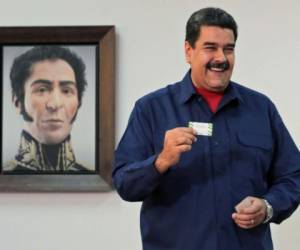 Nicolás Maduro mientras ejercia el sufragio en las elecciones de alcaldes celebradas el domingo en Venezuela. Foto AFP