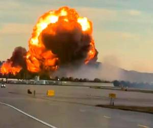 El accidente provocó un incendio de grandes dimensiones en las inmediaciones del aeropuerto.