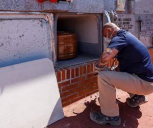 España sigue los pasos de Italia, otro país con fuerte tradición católica, donde las víctimas de la pandemia no gozan de un verdadero funeral, prohibidos como el resto de reuniones. Foto: AFP.