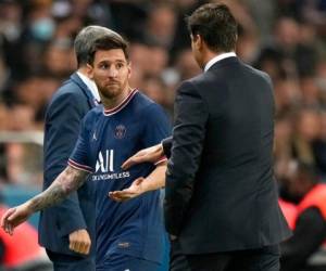 Lionel Messi observa al técnico el PSG Mauricio Pochettino tras ser sustituido en el partido contra Lyon por la liga de Francia, el domingo 19 de septiembre de 2021. Foto: AP