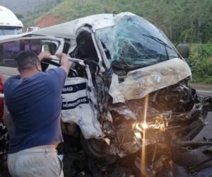 La unidad, propiedad del Estado de Honduras, quedó destruida en la parte frontal. Foto: Twitter Bomberos