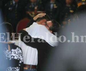 Familiares y compañeros de academia realizaron este jueves una misa de cuerpo presente al capitán Olvin Emmanuel Flores Meraz, quien murió mientras realizaba un vuelo de rutina. Sus familiares rompieron en llanto y se fundieron en un abrazo. Foto David Romero/EL HERALDO.