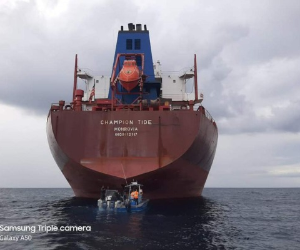 El barco podría tener en su interior varios paquetes de supuesta cocaína.