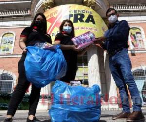 Representantes de Mercadeo de Hiper Tiendas Xtra entregan un centenar de juguetes al periodista de la sección Metro, Elvis Mendoza. Los juguetes serán repartidos en la capital. Foto: El Heraldo