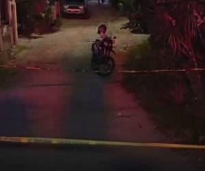 El joven quedó tendido en medio de la calle.