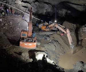 Con maquinaria realizan el rescate de los cuerpos.